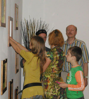 vader, moeder, broer en zus van Nina doen iets in het gedachtenisvenster